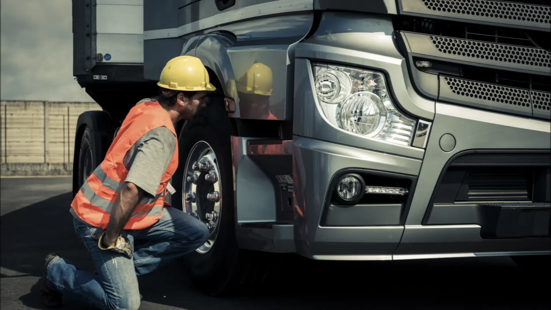 Afyon'da Ford Kamyonunuz Yolda Mı Kaldı? Ford Cargo, F-MAX ve Diğer Modeller İçin 7/24 Acil Yol Yardım ve Servis Çözümleri
